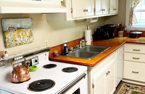 Harrison Haus | Adorable 2 Bedroom Cottage 3 blocks from downtown square