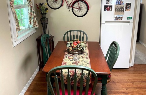 Harrison Haus | Adorable 2 Bedroom Cottage 3 blocks from downtown square