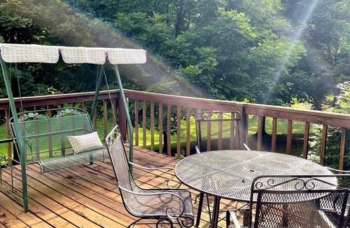 Harrison Haus | Adorable 2 Bedroom Cottage 3 blocks from downtown square