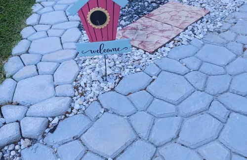 West Park Hütte | Adorable and Cozy Guesthouse. Take it easy at this unique and tranquil getaway.