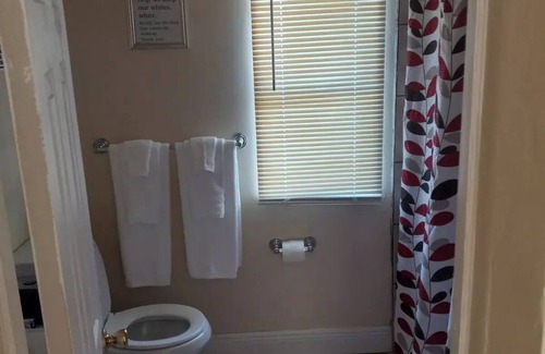 West Park Hütte | Adorable and Cozy Guesthouse. Take it easy at this unique and tranquil getaway.