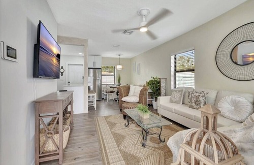 Lake Ida Shores Haus | Adorable, beach house. Atlantic Ave & beach is just a free golf cart ride away.