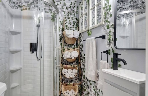 Lake Ida Shores Haus | Adorable, beach house. Atlantic Ave & beach is just a free golf cart ride away.