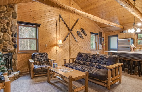 New Lisbon Kabine | Adorable cabin with pond access, WiFi, furnished porch, & gas fireplace