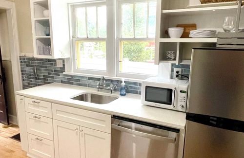 Frankfort Hütte | Adorable cottage in Frankfort, walkable to town and the beach!