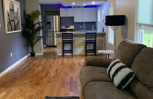 Newville Hütte | Adorable, Nautical Vibe Cottage w Lake Kosh Views & Close to all the FUN!