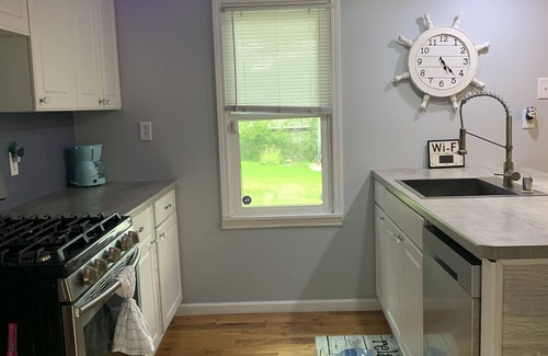 Newville Hütte | Adorable, Nautical Vibe Cottage w Lake Kosh Views & Close to all the FUN!