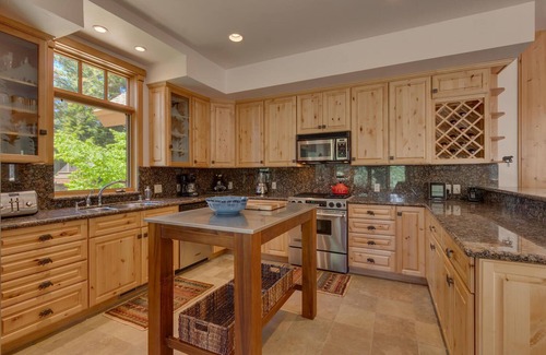 Tahoe Vista Haus | Abenteuer erwartet - zu Fuß zum See: 5 BR / 4 BA fünf Schlafzimmer in Tahoe Vista, Schlafmöglichkeiten für 12