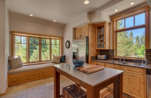 Tahoe Vista Haus | Abenteuer erwartet - zu Fuß zum See: 5 BR / 4 BA fünf Schlafzimmer in Tahoe Vista, Schlafmöglichkeiten für 12