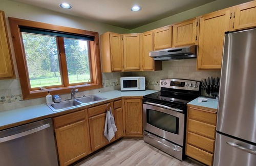 Coolin Kabine | Adventure Cabin -Coolin Priest Lake; king bed, bunks, ATV and snowmobile parking