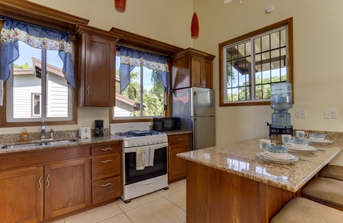 Placencia Hütte | Affordable 2BR Casita with Prime Roadside Location