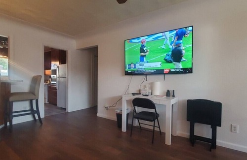 Trumbull Village Wohnung | Affordable Apartment & Indoor Private Hot Tub