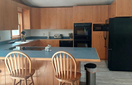 Lamoine Wohnung | Affordable Bloomfield Apt - Walking Distance to Blunt's Pond!