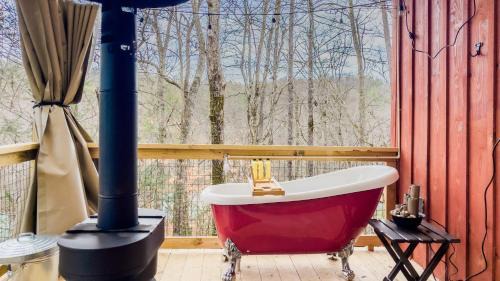 Cosby Haus | Affordable cabin that sleeps 8 K beds & fire pit