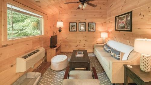 Cosby Haus | Affordable cabin that sleeps 8 K beds & fire pit
