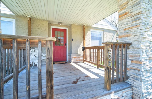 Columbia Haus | Affordable College Retreat near Downtown & Mizzou Campus