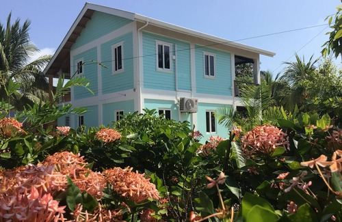 Placencia Wohnung | Affordable luxury at the best village location! Gold Standard! Upper unit.