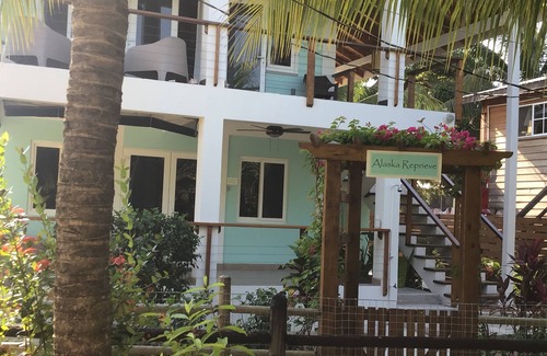 Placencia Wohnung | Affordable luxury at the best village location! Gold Standard! Upper unit.