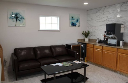 Ashland Hotel | Affordable Stay Ideal For Oregon Retreat | Located at I-5 & Route 99