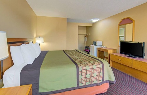 Ashland Hotel | Affordable Stay Ideal For Oregon Retreat | Located at I-5 & Route 99