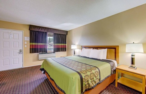 Ashland Hotel | Affordable Stay Ideal For Oregon Retreat | Located at I-5 & Route 99