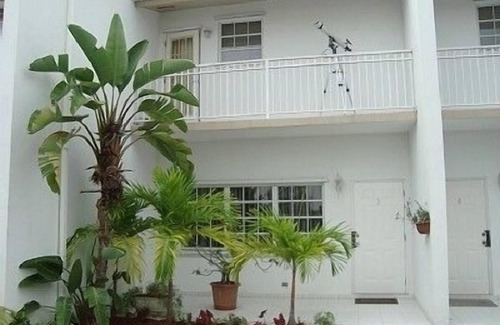 Nassau Haus | Erschwingliches tropisches Stadthaus, 5 Minuten zu Fuß zum Strand