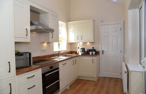 Rhayader Haus | Ferienhaus-Modern-Eigenes Badezimmer-Blick auf den Hof-Afonwy House