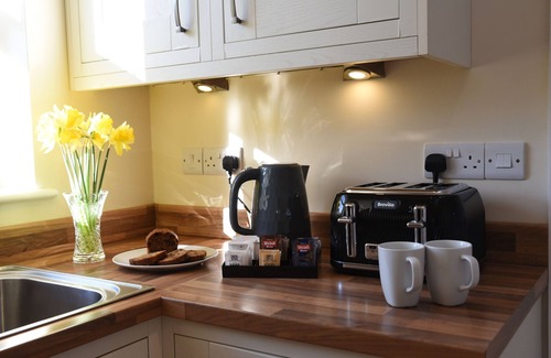 Rhayader Haus | Ferienhaus-Modern-Eigenes Badezimmer-Blick auf den Hof-Afonwy House