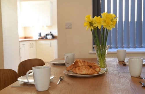 Rhayader Haus | Ferienhaus-Modern-Eigenes Badezimmer-Blick auf den Hof-Afonwy House