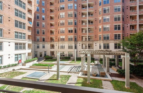 West End Wohnung | Airy Foggy Bottom 1BR w/ Gym, Pool, W/D near World Bank by Blueground