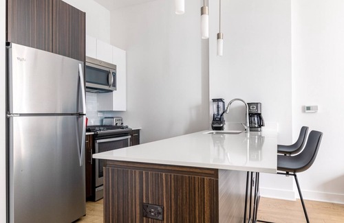 Downtown Chicago Wohnung | Airy Loop Studio w/ Gym, Pool, nr. Chicago Riverwalk, by Blueground