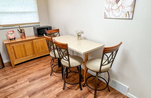 West Akron Wohnung | Akron Abode - 2 pm Check In & Check Out