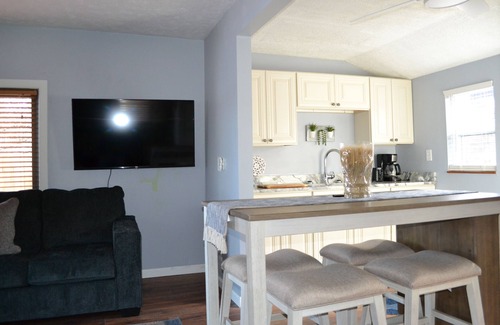 Portage Lakes Haus | Akron (Portage Lakes) Peaceful Lakefront Cottage with Kayaks