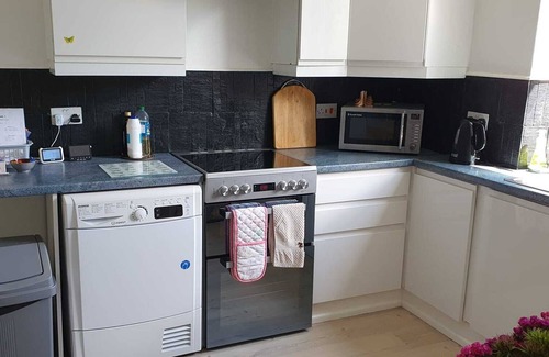 Central Aberdeen Wohnung | Alastrean Apartment. Large flat, cosy & warm w/ 3 beds, 2 bath, free parking