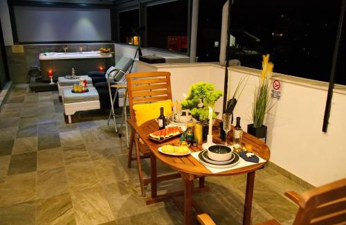 New Kypseli Wohnung | Alex Suite with private jacuzzi
