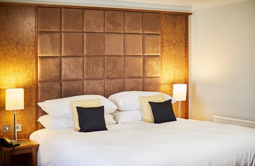 Wroughton Hotel | Alexandra House