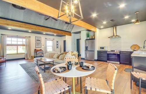 Perkinston Hütte | 'All About the Buzz' Cottage w/ Patio & Yard!