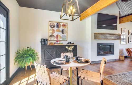 Perkinston Hütte | 'All About the Buzz' Cottage w/ Patio & Yard!