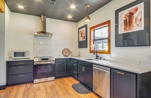 Perkinston Hütte | 'All About the Buzz' Cottage w/ Patio & Yard!