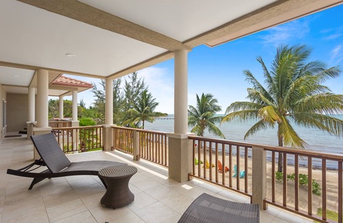 Surfside Villa | Oceanfront Luxus Strandhaus, 4 Bett / 4. 5 Bad, Pool, in der Nähe von Placencia, atemberaubend!