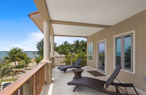Surfside Villa | Oceanfront Luxus Strandhaus, 4 Bett / 4. 5 Bad, Pool, in der Nähe von Placencia, atemberaubend!