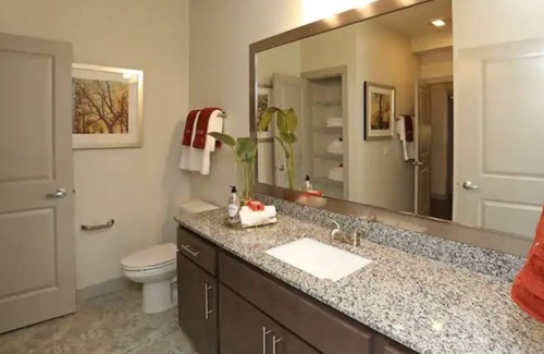 Marquette Wohnung | ALL INCLUSIVE-MODERN LUXURY near Downtown State Capitol-HEATED PARKING