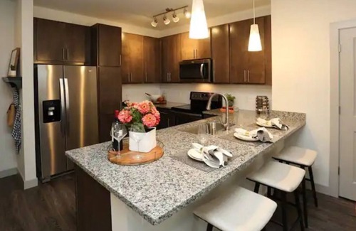 Marquette Wohnung | ALL INCLUSIVE-MODERN LUXURY near Downtown State Capitol-HEATED PARKING