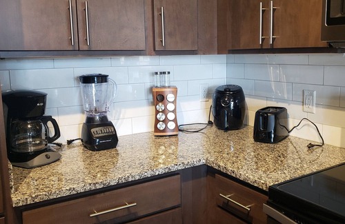 Marquette Wohnung | ALL INCLUSIVE-MODERN LUXURY near Downtown State Capitol-HEATED PARKING