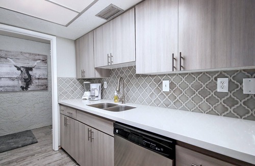 Desert Shores Eigentumswohnung | ALLE 62 BEWERTUNGEN sind 5-Sterne! Seeufer + beheizter Pool + King & Queen-Betten