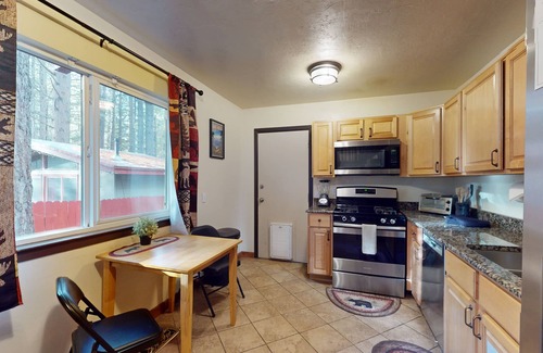 Black Bart Kabine | All-season, dog-friendly cabin with fireplace & deck - near Heavenly & beach