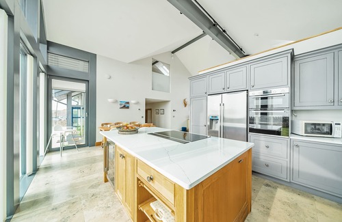 Bridport Haus | All Ways - sleeps 6 guests in 3 bedrooms