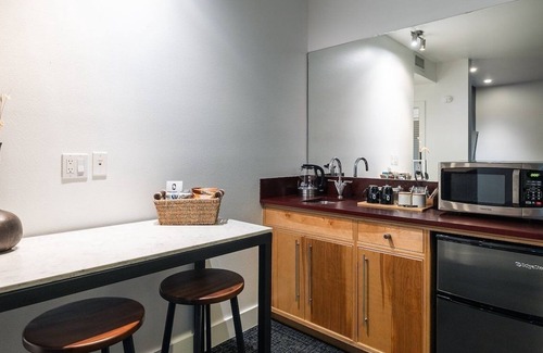 Truckee Hotel | Alpine Adventure Awaits: 2 Comfy Rooms Near Lake Tahoe - Pets Welcome!