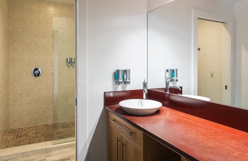 Truckee Hotel | Alpine Adventure Awaits: 2 Comfy Rooms Near Lake Tahoe - Pets Welcome!