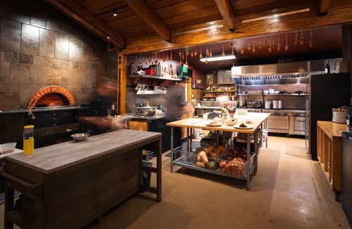 Truckee Hotel | Alpine Adventure Awaits: 2 Comfy Rooms Near Lake Tahoe - Pets Welcome!